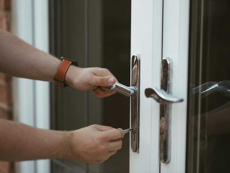 Claqué Dehors ? Que Faire en Cas de Porte Claquée ?